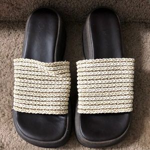 Women’s Sandals Size 7.5 Tan Brown Slip on